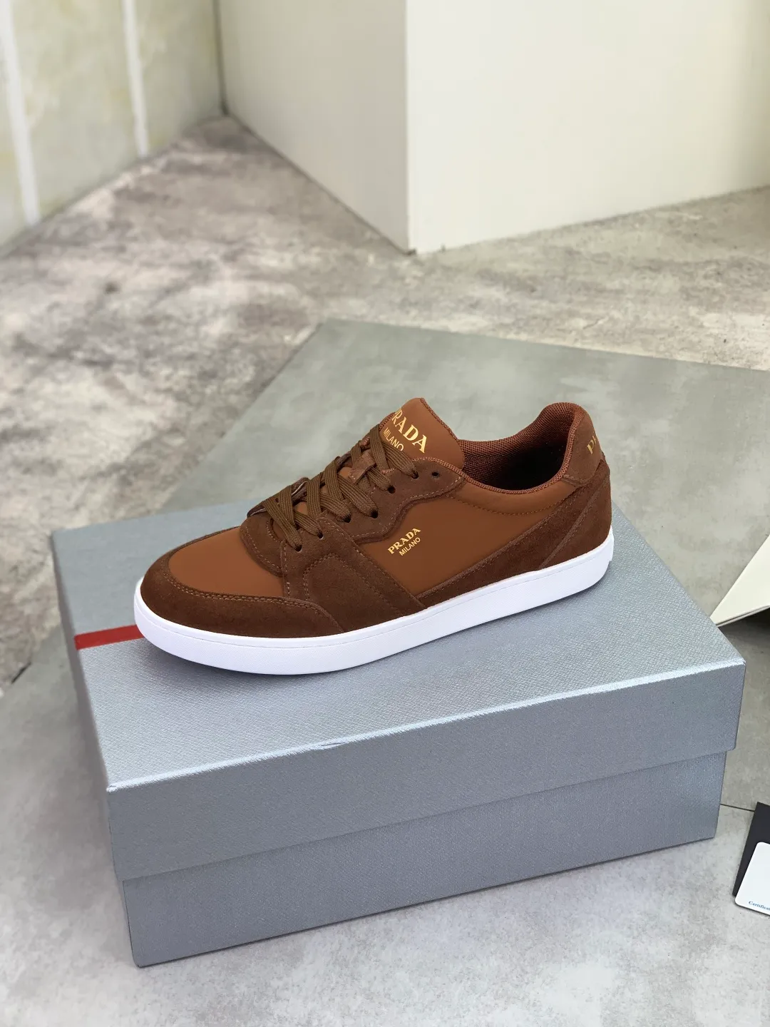 Men's shoes 💰P560💰[New model] The top version is available on the official website, 🆘 The trendy brand (Prada) mainly promotes the popular model, avant-garde and versatile fashionable men's shoes, private version mold opening, cowhide surface splicing 1:1.. Stylish and simple, original imported cowhide lining cowhide feet; the atmosphere and personality are more fashionable, eye-catching and pursuing class. It will subvert the old idea and be a must-have for fashionistas with you! Must keep it for yourself! Tall and comfortable, large and low, high-end quality workmanship. Official website’s new high-end outsole. Size: 38-45. Multiple colors available.
